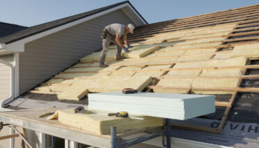 découvrez nos conseils pratiques pour réussir l'isolation de votre toiture et améliorer le confort thermique de votre maison tout en réalisant des économies d'énergie.