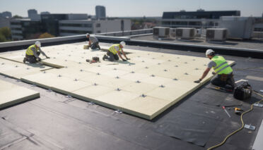 Isolation de toiture plate : quelles spécificités 9 découvrez les spécificités de l'isolation de toiture plate, ses avantages, les matériaux adaptés et les techniques pour optimiser le confort thermique de votre bâtiment.