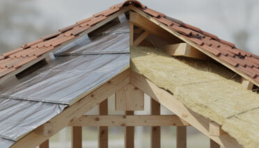 découvrez les avantages des isolants minces et épais pour votre toiture et choisissez la meilleure option pour optimiser l'isolation thermique de votre maison.