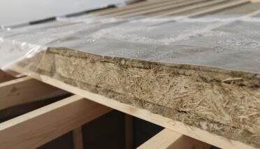 découvrez les meilleures solutions pour protéger efficacement l'isolation de votre toiture contre l'humidité et assurer la durabilité de votre habitat.