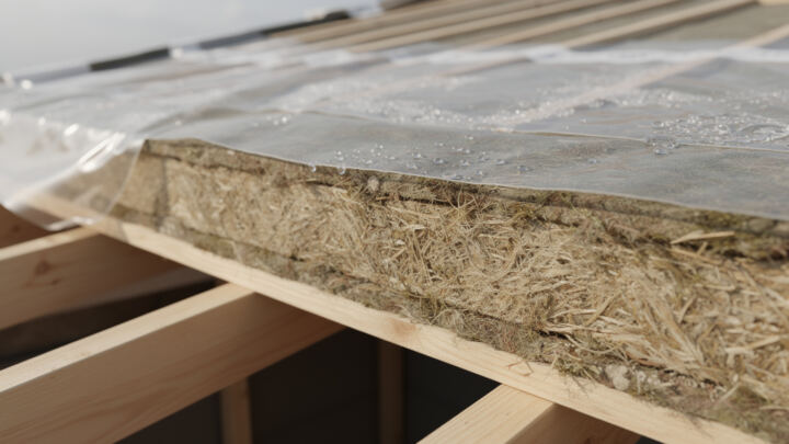 découvrez les meilleures solutions pour protéger efficacement l'isolation de votre toiture contre l'humidité et assurer la durabilité de votre habitat.