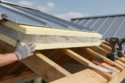 découvrez comment isoler efficacement un toit en zinc pour améliorer la performance thermique de votre habitation, réduire les pertes de chaleur et optimiser votre confort tout au long de l'année.