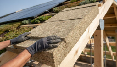 découvrez les avantages des isolants biosourcés et leurs applications efficaces en toiture pour une construction écologique et performante.