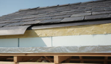 découvrez quel isolant choisir pour une toiture en ardoise afin d'optimiser l'efficacité énergétique et protéger votre maison des variations climatiques.