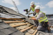 découvrez les points essentiels à vérifier pour réussir la rénovation de votre toiture et optimiser l'isolation de votre habitation.